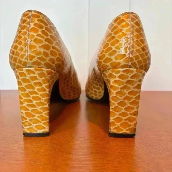 Stuart Weitzman Vintage Yellow Faux Snake Skin Heels- Size 8 - Picture 6 of 13